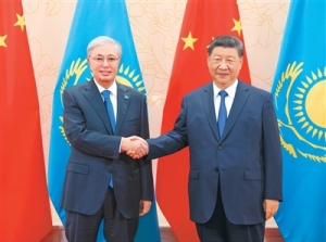 习近平会见哈萨克斯坦总统托卡耶夫