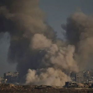 刚刚，以军行动双线升级！胡塞武装、哈马斯高层遭“精准打击”！分析人士：“去美元化 ...