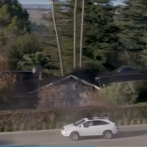 马斯克投资的飞行汽车在机场试运营 水平飞行可达177公里 214万元一辆 只能乘坐两人 ...