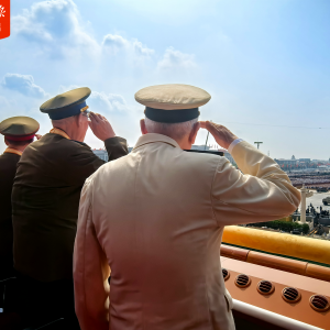 真的泪目！老战士起身敬礼场面看哭了