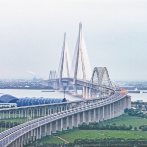 【图片新闻】 常泰长江大桥正式通车 两地通行缩短至20分钟