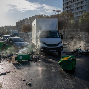 法国多地发生大规模示威　抗议削减财政支出