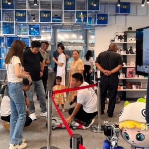 当机器人来到家门口：首店进驻广东商圈 多国客商“组团”扫货 ...