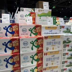 纯牛奶禁止使用奶粉复原乳！“灭菌乳新国标”今起实施，实探超市销售情况 ...