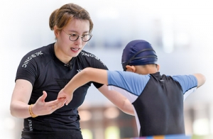 “洪荒少女”换了新“泳道”（名场面的背后）