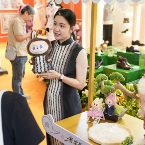 LAbubu穿龙凤旗袍，老字号“潮”出圈！这届老字号博览会太好逛 ...