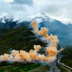 始祖鸟在5500米高原“炸山”放烟花引争议，多方回应