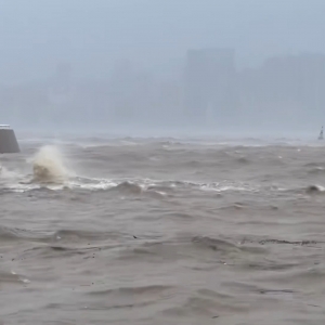 “桦加沙”近距离掠过澳门 风力将达12级飓风或以上