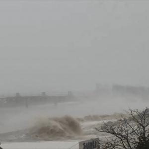 超强台风“桦加沙”擦过广东珠海 多角度直击“风王”威力