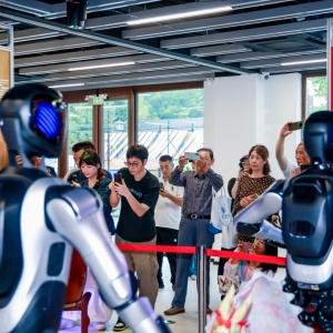 机器人店长、服务员上岗！全球首个开放式具身智能体验中心在无锡开业 ...