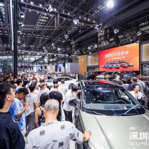 特斯拉机器人Optimus在深亮相！2025深圳国际车展开幕 汽车嘉年华激活假日经济 ...