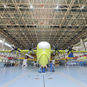 AG600“鲲龙”飞机批产第三架机总装下线并完成生产试飞