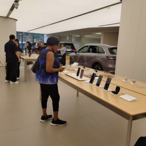 中国免签“朋友圈”不断扩容 俄罗斯游客上海一人狂买6台华为 ...