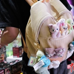 包挂风潮：年轻人的背包仿佛挂满了整个世界