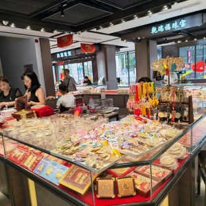 年内涨约50%！金价为何一路高歌？