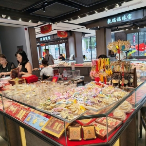 年内涨约50%！金价为何一路高歌？