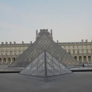 法官员证实卢浮宫遭抢劫：多件拿破仑时期珠宝被盗