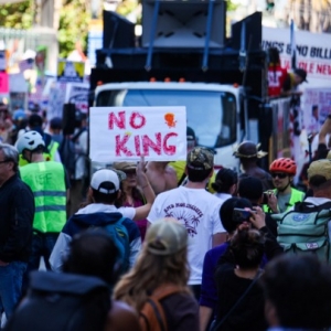 全美各地数百万人举行“不要国王”示威游行 特朗普：可我不是国王 ...