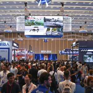 “圈粉”境外采购商 中国机器人登上广交会“主舞台”