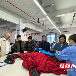 益阳：“质量体检”再进校服企业 跟踪服务助质量升级