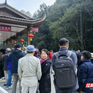 张家界宝峰湖错峰游人气旺 ，“韩流” 涌动凸显国际吸引力