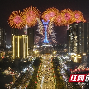 160米高“烟花光塔”惊艳亮相 科技浪漫点亮浏阳烟花之夜