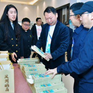 组图丨“花式”黄精展示吸引客商找寻合作机遇