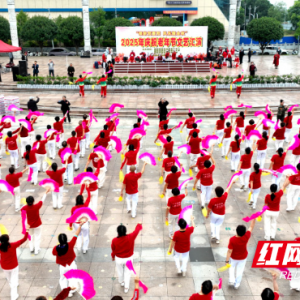 麻阳：锦江畔千人共舞花灯