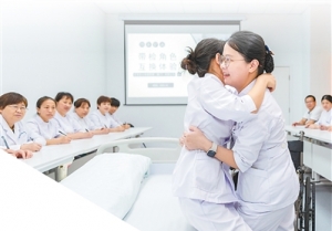 免陪照护，何以让患者安心家属省心（人民眼·医院免陪照护服务） ...