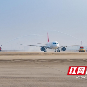 湘“翼”腾飞五周年，湖南航空迎新机首航吐鲁番