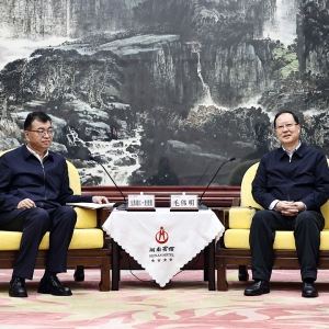 毛伟明与新疆代表团座谈