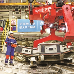 【图片新闻】 我国自主研制世界最大直径高铁盾构机 “领航号”长江隧道掘进突破10000 ...