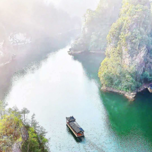 张家界宝峰湖暖冬迎晴：晨雾裹山水，仙境入画来