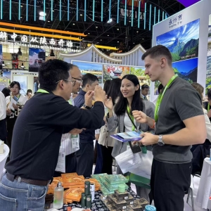 侗乡风情绽椰城 新晃好物邀您尝—— 新晃好物亮相2025中国国际旅游交易会 ...