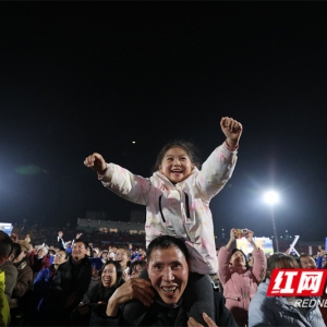 组图丨永州队捧起湘超冠军奖杯