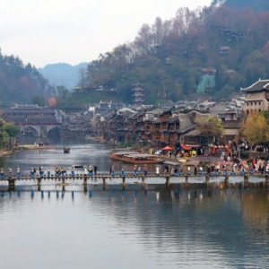 灯影摇江入梦来，凤凰古城启新元——“光影盛宴·梦回凤凰”2026年元旦亮灯仪式点亮千 ...