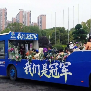 永州市民尝鲜乘坐湘超冠军敞篷花车，“感觉很拉风”