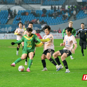 组图 | 湘超邀请赛郴州燃情开踢 1:1握手言和暖新年