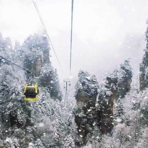 杨家界迎新年初雪：峰林裹银装 缆车穿雾凇