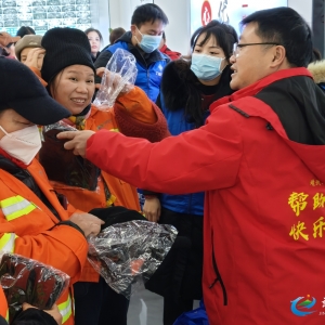 【新时代文明实践】靖州：爱心物资暖寒冬 336名环卫工人喜领帽子手套 ...