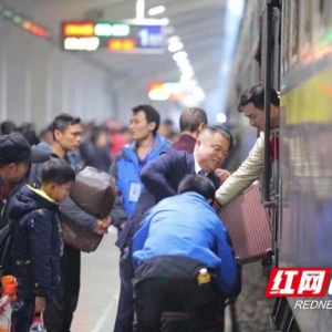 吉首火车站复开多趟绿皮列车 方便群众出行