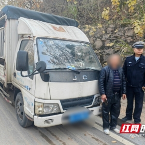 视频丨湘乡：路遇交警查酒驾 两男子冲卡逃跑终被抓