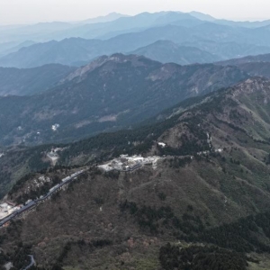 登高揽胜品衡山