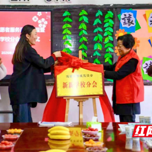 涟源：“银发”倾情育新苗 书香氤氲满校园