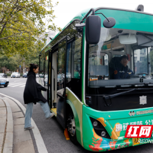 长沙“地铁V巴”首条线路正式开通 打通出行“最后一公里”