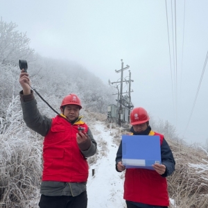 张家界：群山已积雪 雪中“哨兵”护好电力安全