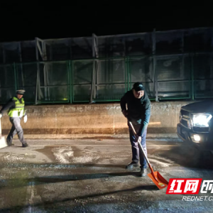 怀化公交凌晨撒盐除冰，全力护航市民寒冬出行路