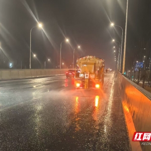 湘潭：寒潮里的奋战 他们为城市桥梁披上“防滑甲”