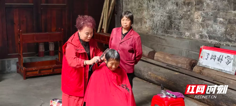 简篇-嘉禾县多部门联动开展重阳节慰问活动 非遗温情伴老人过佳节