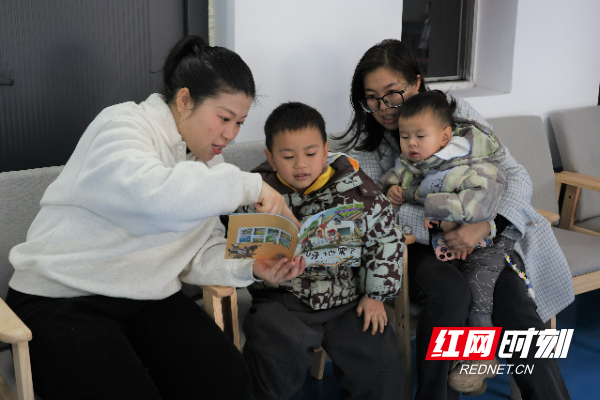 刷卡即借 + 延时开放！我县首座智慧书屋启用 (1).JPG